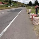 Los paperos en la vía, sacando su producto a bajo costo, por crisis en ese sector.