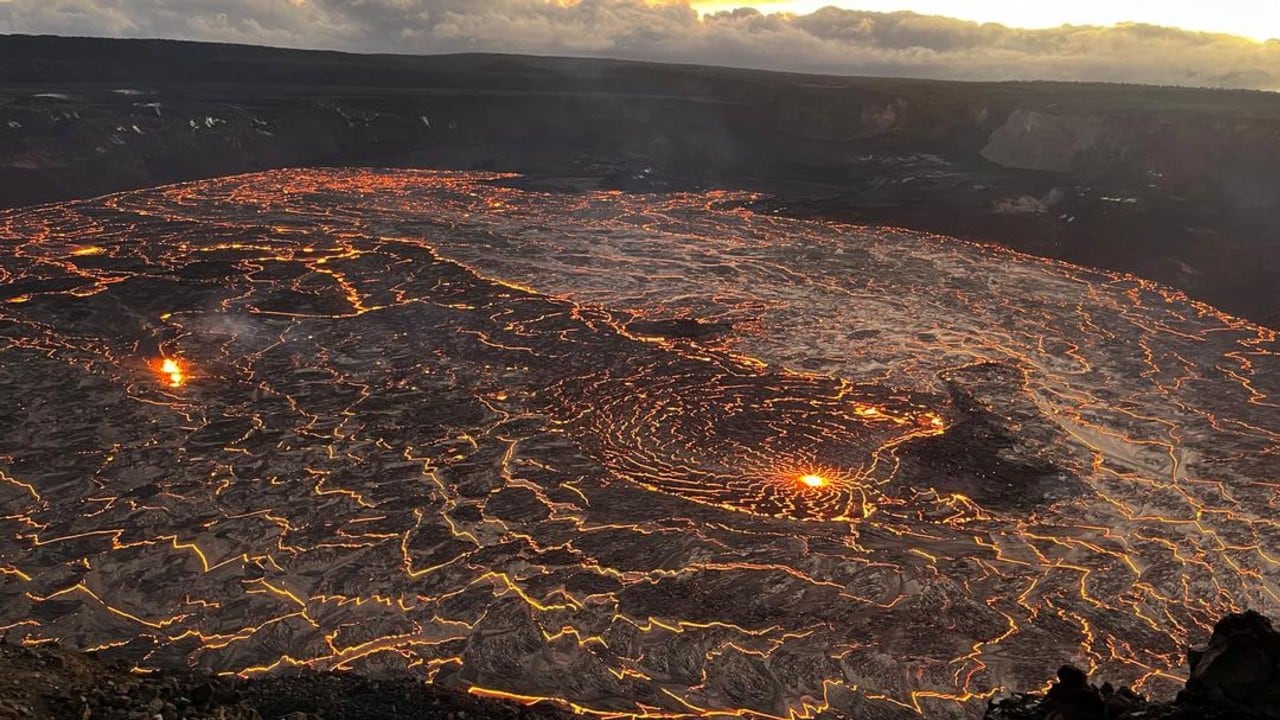 Lago de lava en la caldera del volcán Kilauea durante una nueva erupción en Hawai, Estados Unidos.