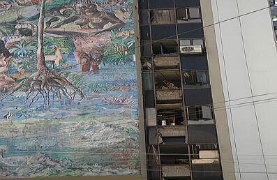 Decenas de edificaciones fueron afectadas por la onda expansiva, entre ellas el Centro Administrativo Distrital, la sede de la Fiscalía y varios locales comerciales. 