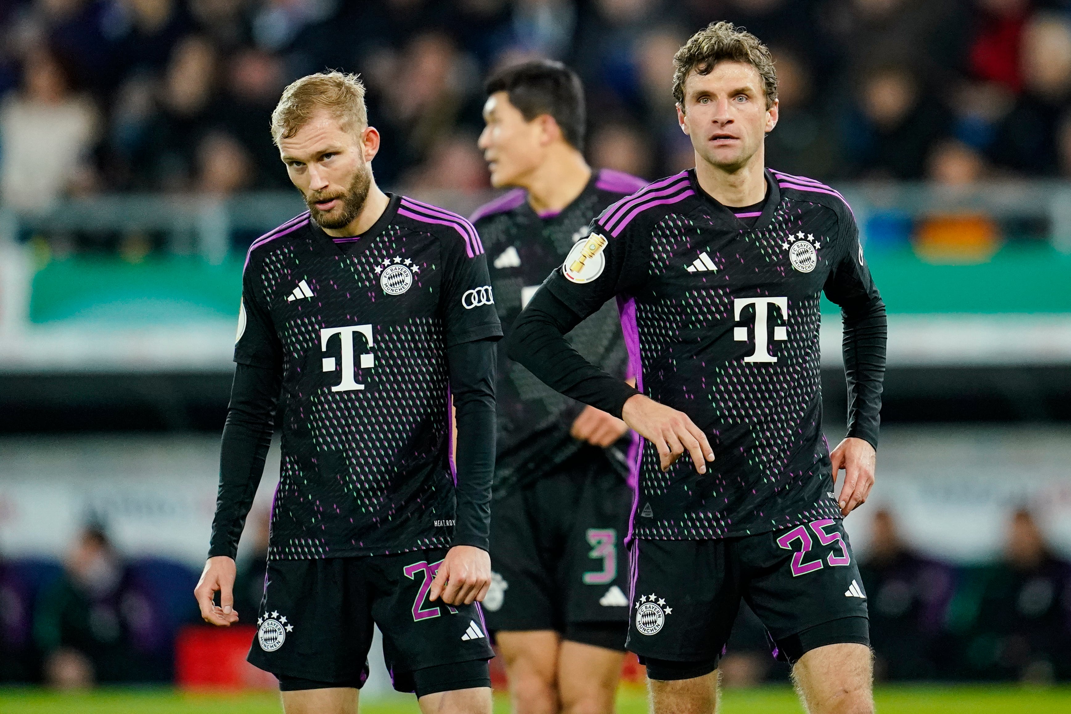 Konrad Laimer, Min-jae Kim y Thomas Mueller del Bayern de Múnich están en el campo del partido de fútbol de la Copa de Alemania contra Saarbruecken el miércoles 1 de noviembre de 2023 en Saarbruecken, Alemania.