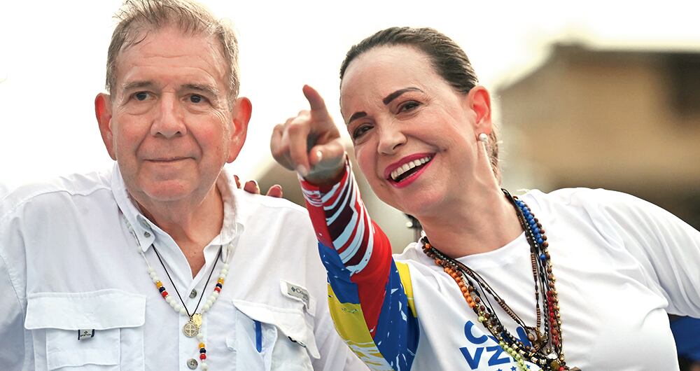   “El Gobierno español, en vez de colaborar para expulsar a Nicolás Maduro, dictador y persona que ha robado las elecciones del país, colaboró para expulsar a Edmundo González (derecha) de Venezuela”. Álvarez dice que María Corina Machado es una “auténtica heroína”.