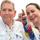 “El Gobierno español, en vez de colaborar para expulsar a Nicolás Maduro, dictador y persona que ha robado las elecciones del país, colaboró para expulsar a Edmundo González (derecha) de Venezuela”. Álvarez dice que María Corina Machado es una “auténtica heroína”.