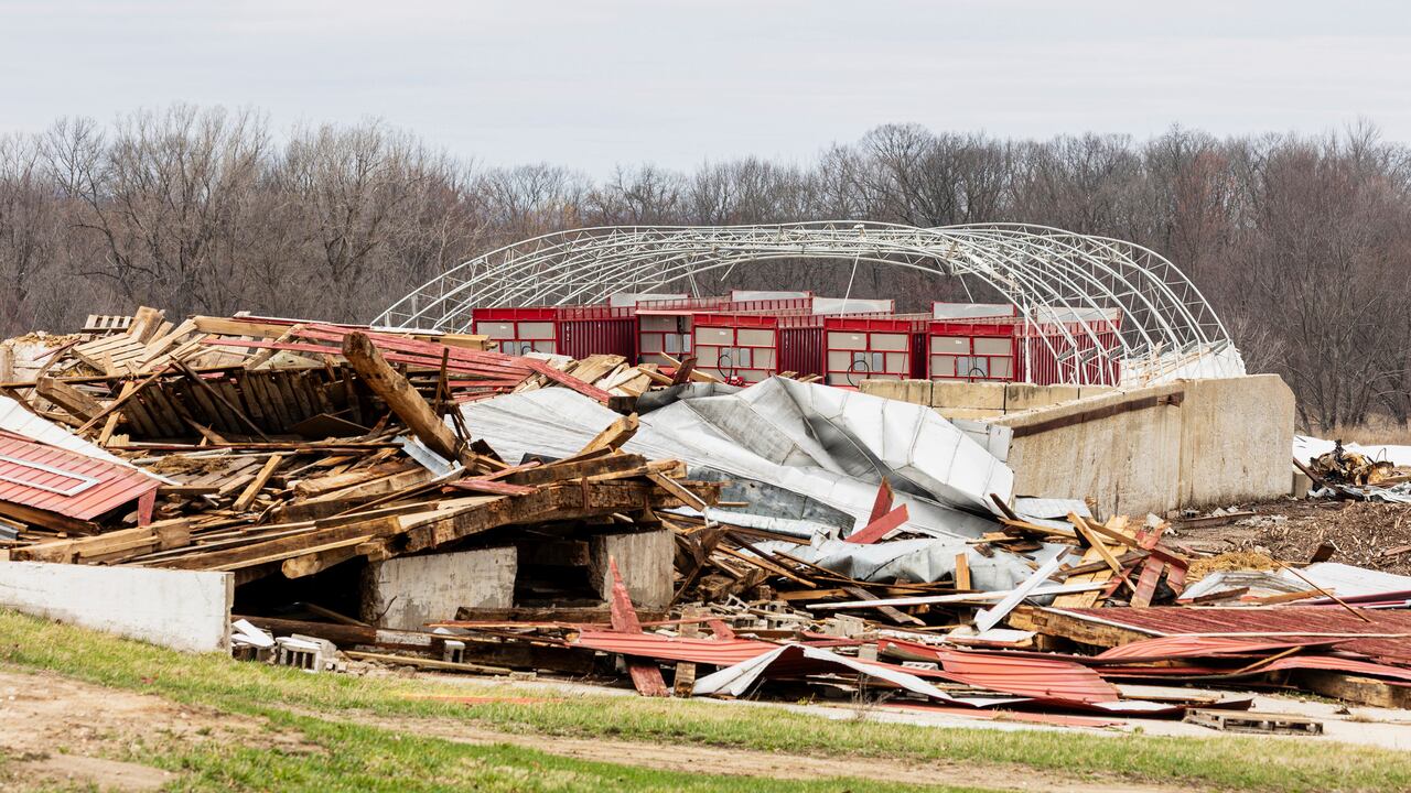 Un granero que se derrumbó por la fuerte tormenta del domingo a lo largo de la calle 92 SE en Gaines Twp, Michigan, el lunes 31 de marzo de 2025. (Joel Bissell/MLive.com/Kalamazoo Gazette via AP)