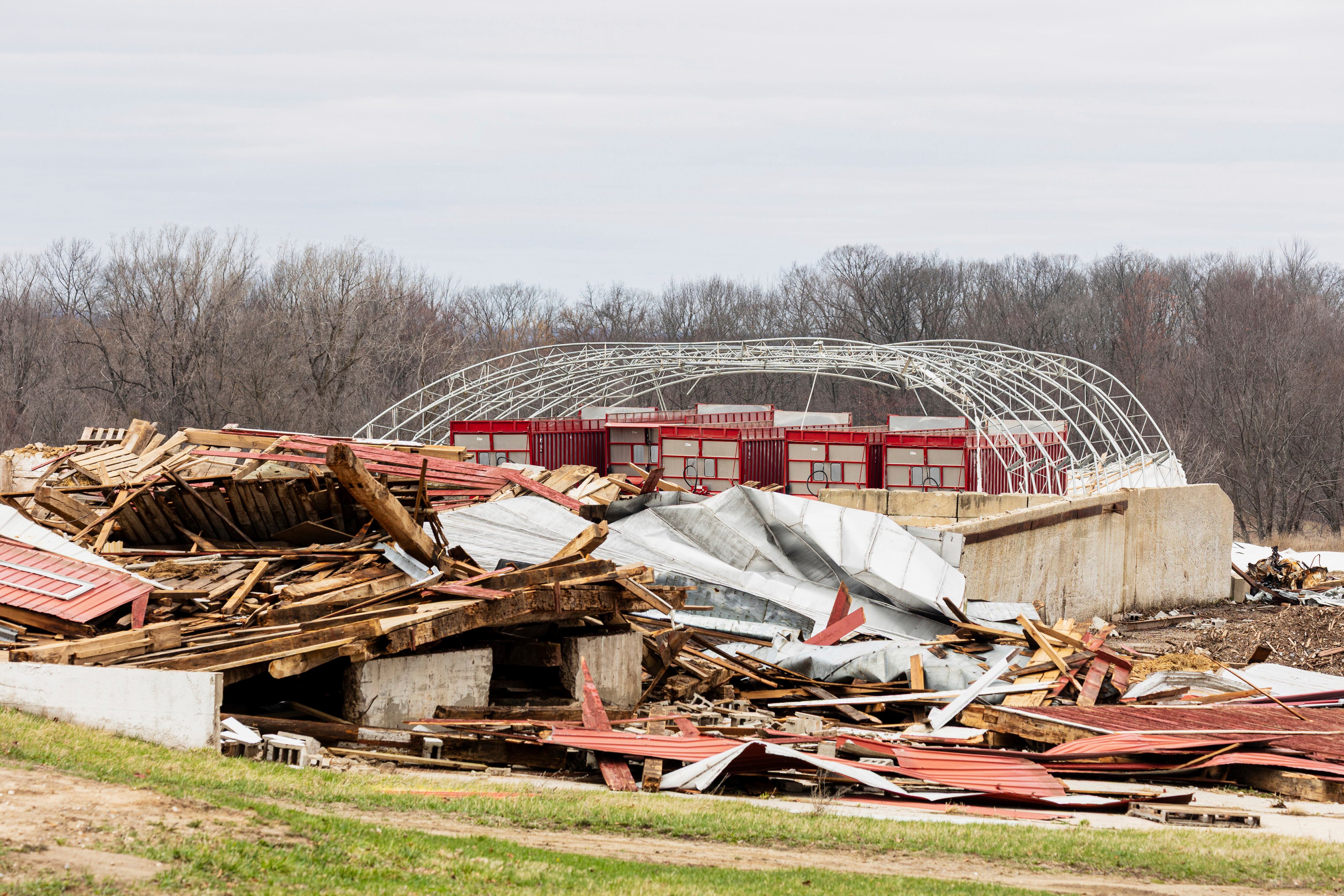 Un granero que se derrumbó por la fuerte tormenta del domingo a lo largo de la calle 92 SE en Gaines Twp, Michigan, el lunes 31 de marzo de 2025. (Joel Bissell/MLive.com/Kalamazoo Gazette via AP)