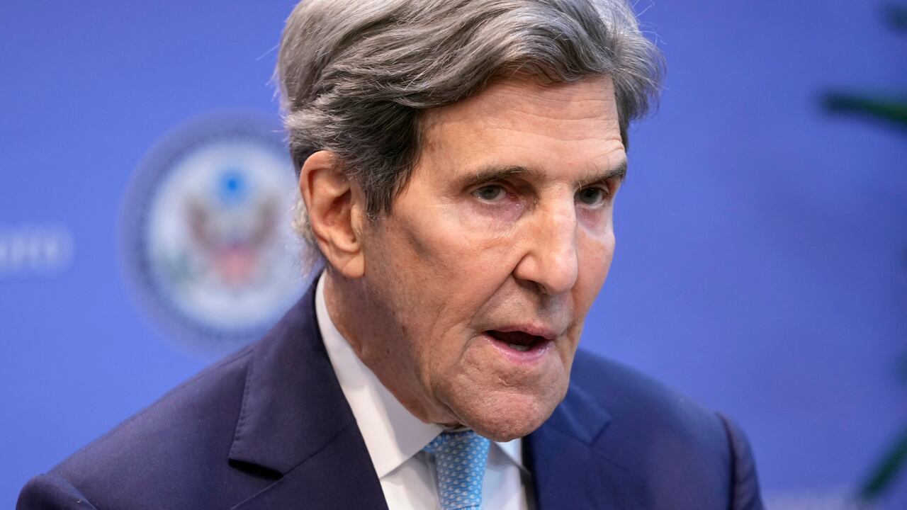 ARCHIVO - El enviado presidencial especial de EE. UU. para el clima, John Kerry, habla durante una entrevista con The Associated Press en el Consulado General de EE. UU. después de la reunión de ministros del G-7 sobre clima, energía y medio ambiente en Sapporo, norte de Japón, el 16 de abril de 2023. Kerry defendió sus negociaciones con China, y rechazó airadamente lo que llamó una mentira "estúpida" de que viaja habitualmente en un avión privado, durante un interrogatorio de los republicanos de la Cámara el jueves 13 de julio, antes de emprender su próxima misión climática a Beijing. (Foto AP/Hiro Komae, archivo)