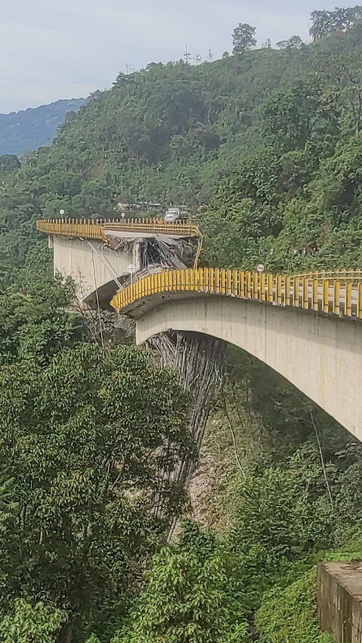 Puente colapsado en vía alterna al Llano
