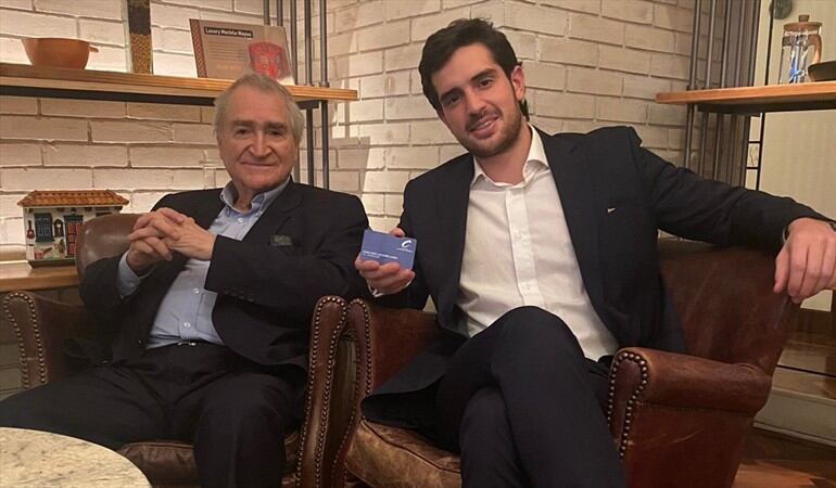 Juan José Lafaurie recibiendo el carné del conservatismo.