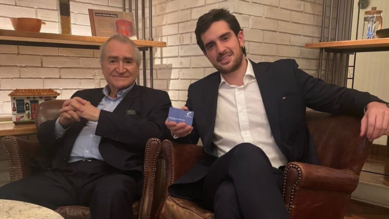 Juan José Lafaurie recibiendo el carné del conservatismo.