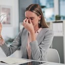 La visión borrosa se puede generar por el abuso de las pantallas, el estrés o la falta de sueño, así lo explica el oftalmólogo Carlos Lisa Fernández. Foto: Getty images.