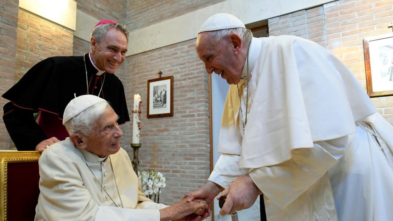 El Papa Francisco saluda al Papa Emérito Benedicto XVI durante una reunión con los Cardenales recién nombrados en el Monasterio Mater Ecclesiae del Vaticano el 27 de agosto de 2022 en la Ciudad del Vaticano, Vaticano. El Papa Francisco el 27 de agosto de 2022 presidió un consistorio para la creación de 20 nuevos cardenales, 16 de los cuales son menores de 80 años y por lo tanto cardenales electores en un eventual cónclave, más cuatro que ya han cumplido 80 años o cumplirán antes de recibir la birreta roja. (Foto de Vatican Media vía Vatican Pool/Getty Images)