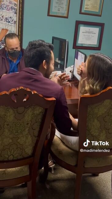 La chica al final le dio un pico fugaz a su nuevo esposo. Foto: Tik Tok @madimelendez.