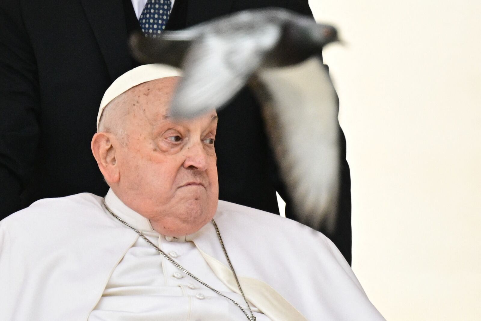 Pese a su delicado estado de salud, el Papa Francisco hizo un último esfuerzo para desear "feliz Pascua" a los miembros de la iglesia que anhelaban sus palabras.