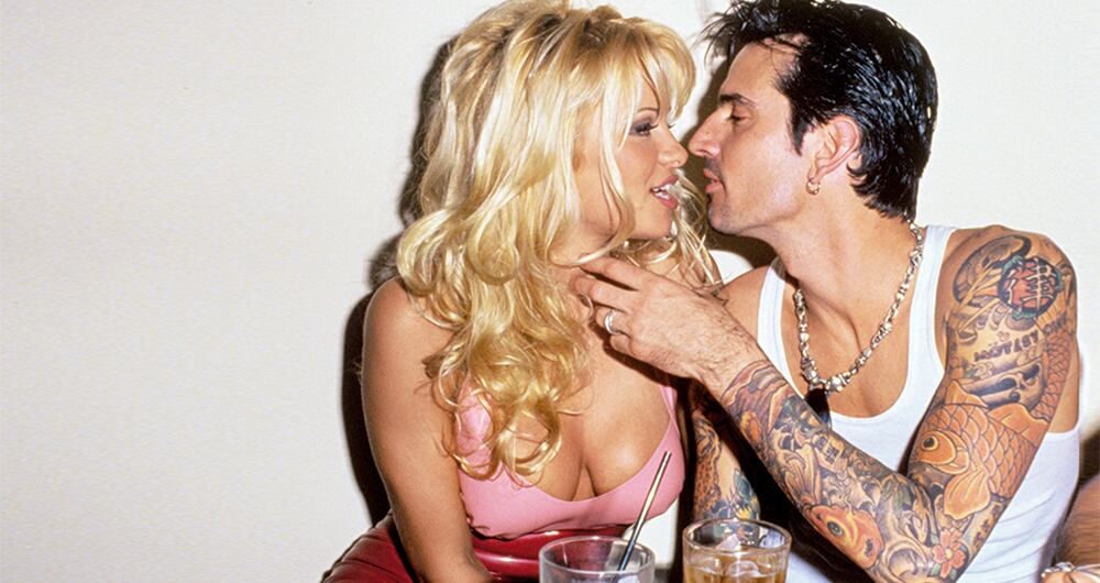 La sociedad se encargó de cobrarles el amor desfachatado que vivieron cuando su intimidad fue violada y expuesta. Mientras que ella sufrió el escarnio, a él lo felicitaron por sus ‘dotes’.