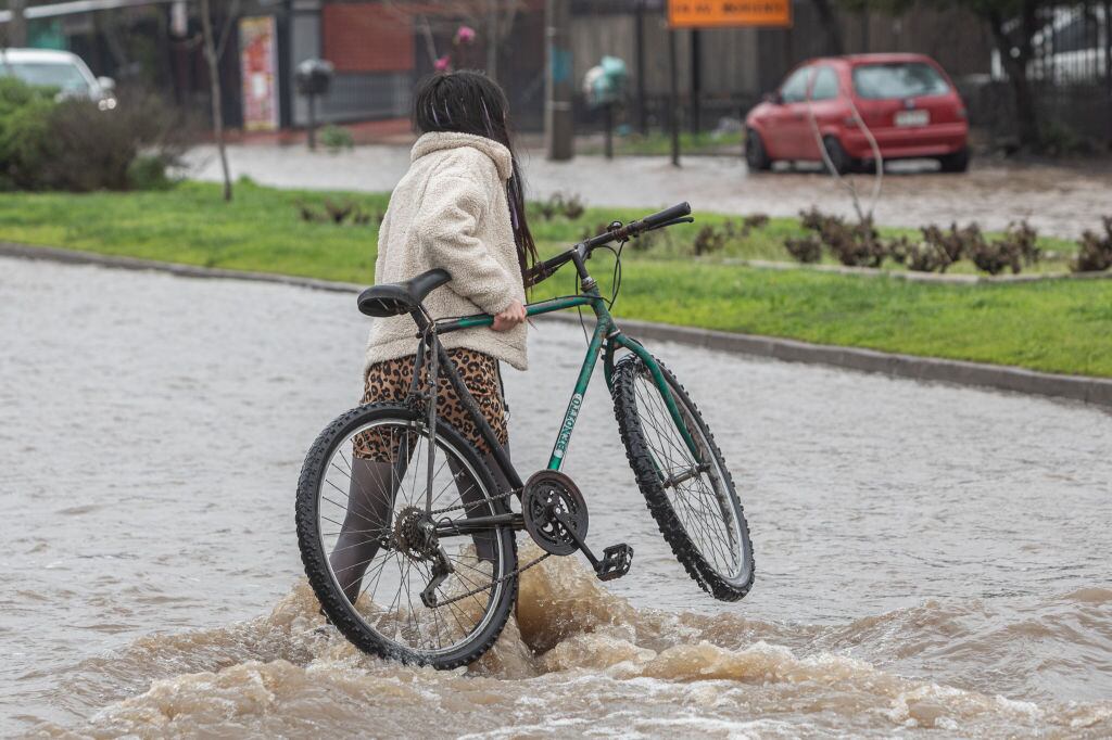 El sistema frontal persistirá toda la semana, seguido por un anticiclón frío que traerá heladas desde Atacama hacia el sur. La Dirección Meteorológica de Chile ha emitido una alerta roja para las regiones más afectadas.