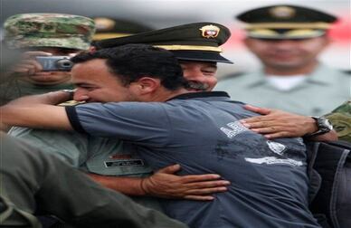 El patrullero descendió del helicóptero vestido con un jean azul y una camisa gris. De inmediato fue llevado por las autoridades a un lugar apartado en el aeropuerto Perales de Ibagué.