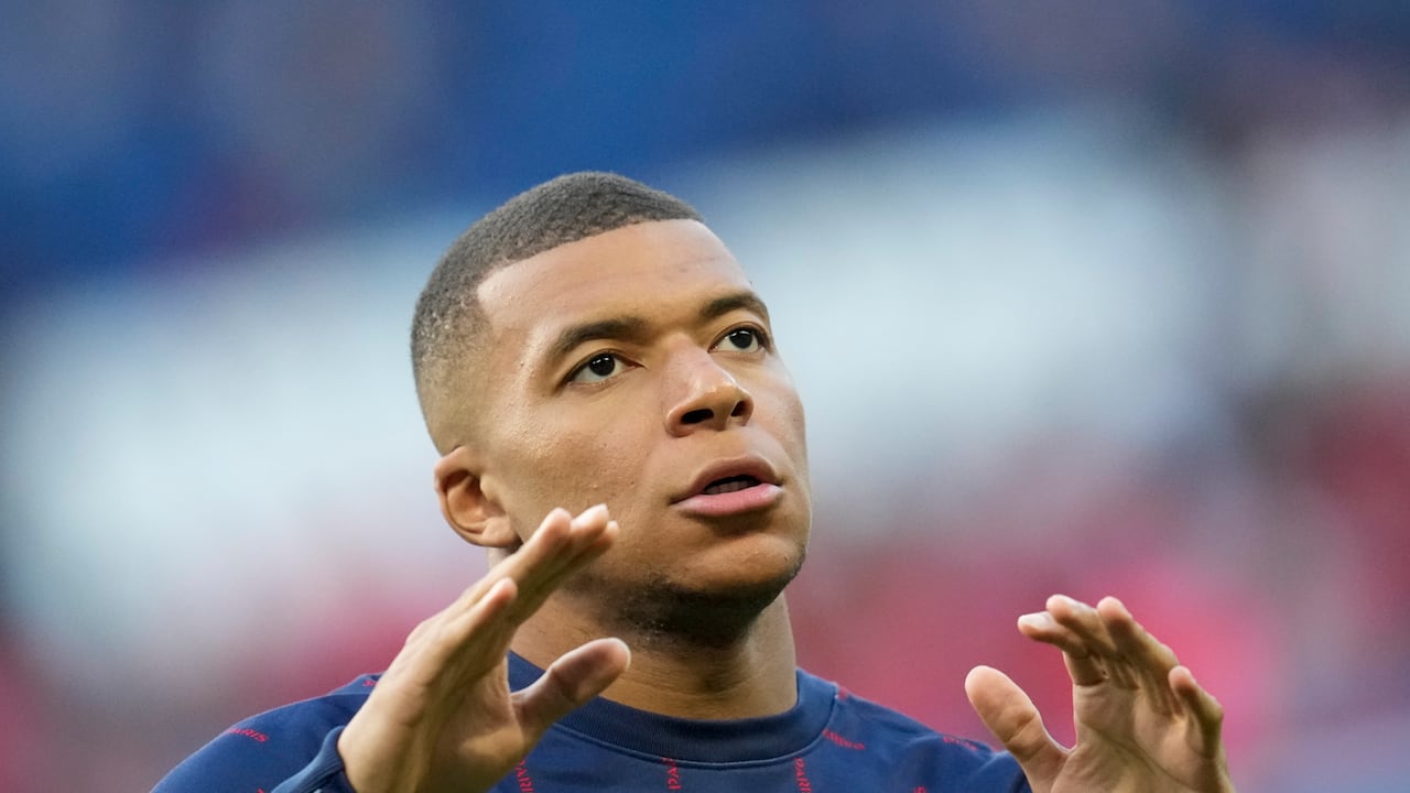 “Estoy muy contento por quedarme en Francia, en París, en mi ciudad. Espero continuar haciendo lo que más me gusta hacer, jugar al fútbol y ganar trofeos”, dijo el astro francés.