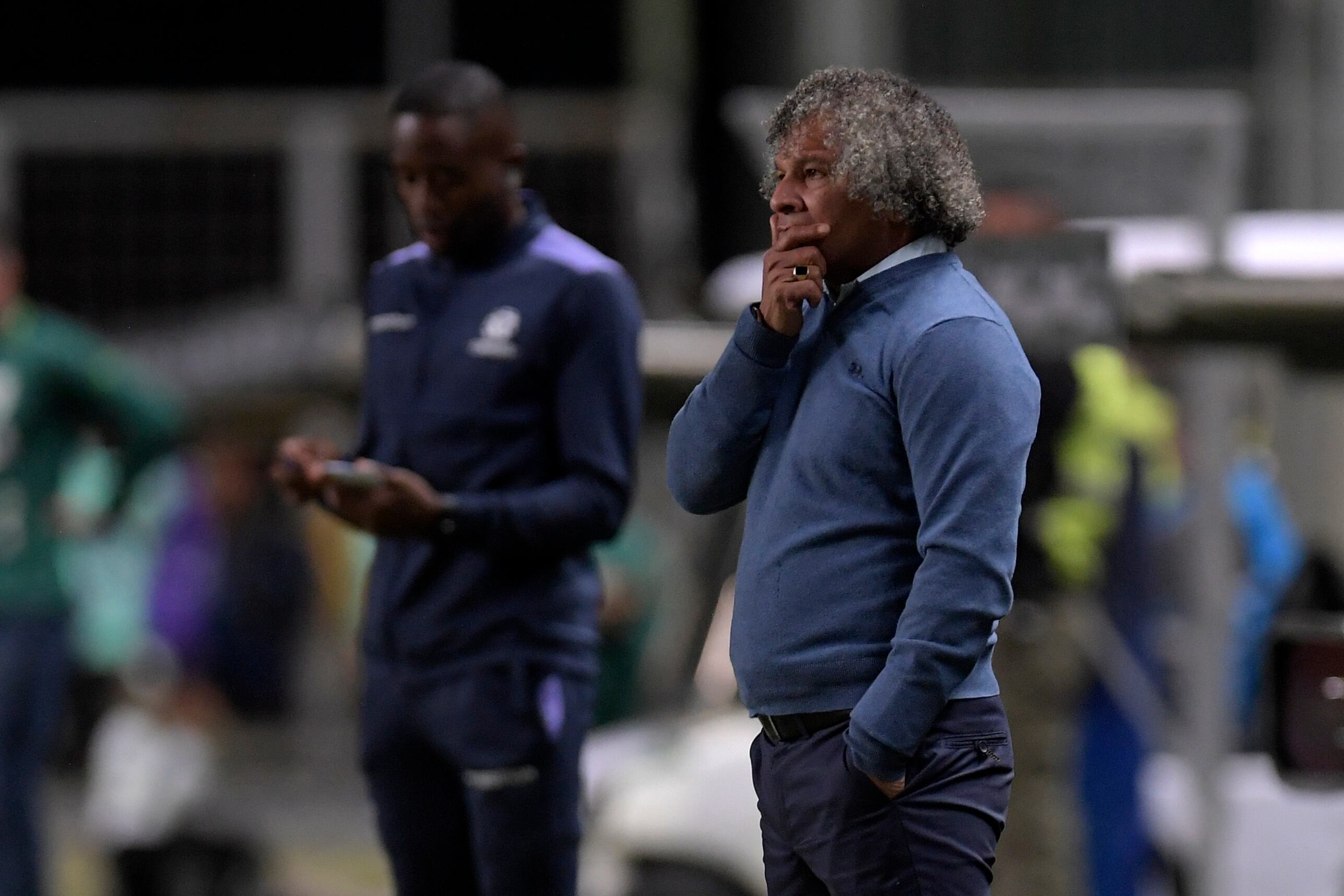 Millonarios' head coach Alberto Gamero looks on during the Copa Sudamericana group stage second leg football match between Brazil's America Mineiro and Colombia's Millonarios at the Raimundo Sampaio stadium in Belo Horizonte, Brazil, June 6, 2023. (Photo by DOUGLAS MAGNO / AFP)