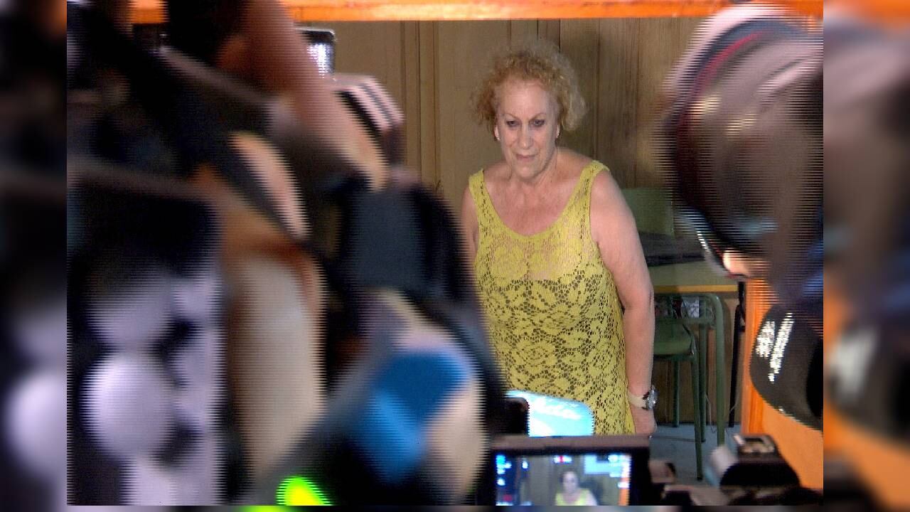 La madre del presidente de la Federación Española de Fútbol, Luis Rubiales, Ángeles Béjar, en el interior de una iglesia en Motril.
