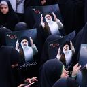 Personas con fotografías reunidas en la plaza Valiasr lamentan la muerte del presidente iraní Ebrahim Raisi, el ministro de Asuntos Exteriores Hussein Amir Abdollahian y otros funcionarios iraníes en un accidente de helicóptero el domingo en Irán, durante una ceremonia en Teherán el 20 de mayo. 2024. (Foto de Fatemeh Bahrami/Anadolu vía Getty Images)