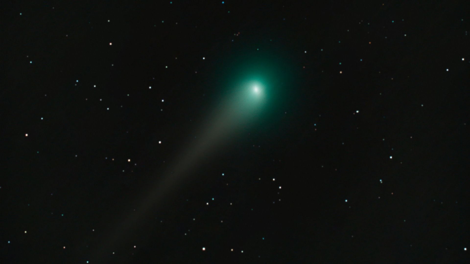 El cometa Lemmo tiene una larga cola con una brillante estela verde, lo que lo hace visualmente impresionante.