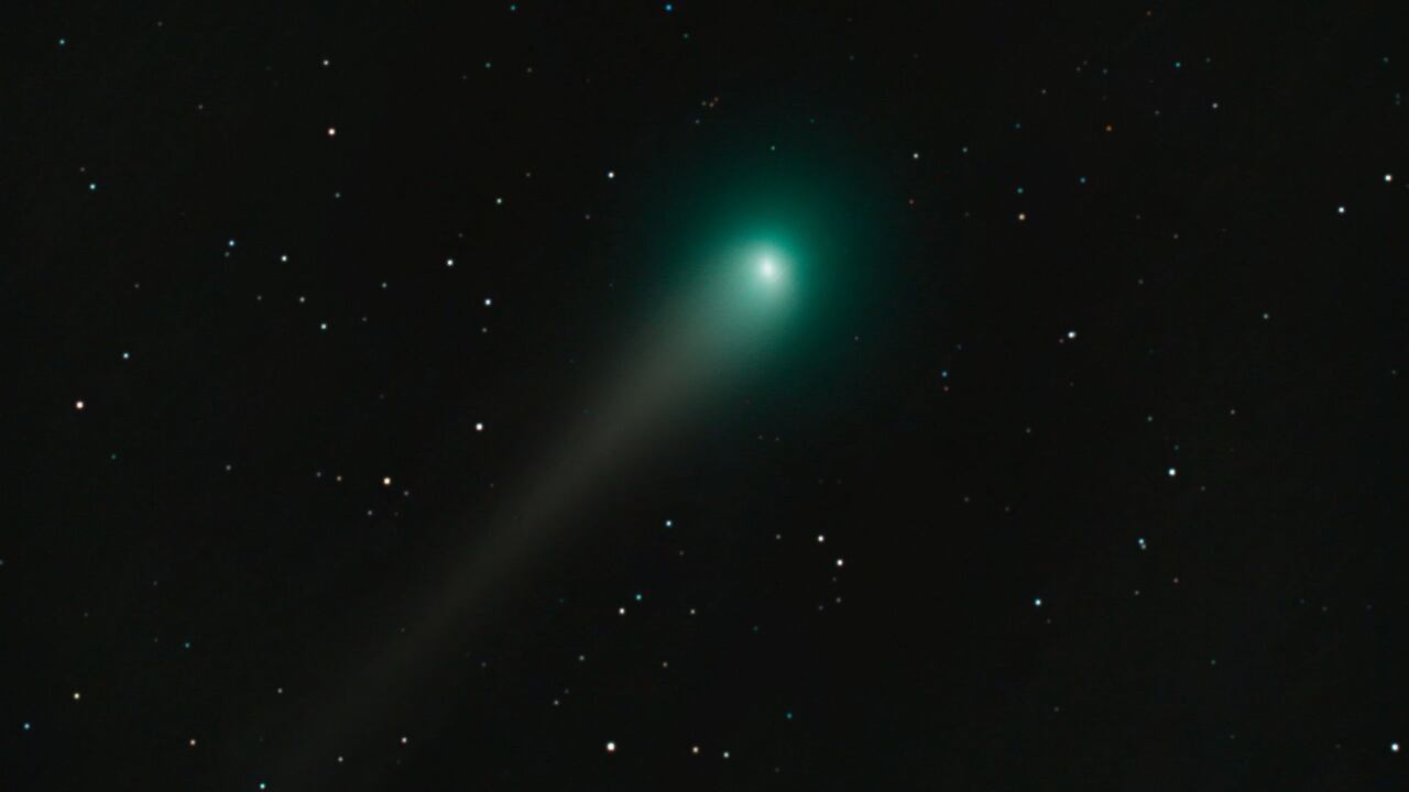 El cometa Lemmo tiene una larga cola con una brillante estela verde, lo que lo hace visualmente impresionante