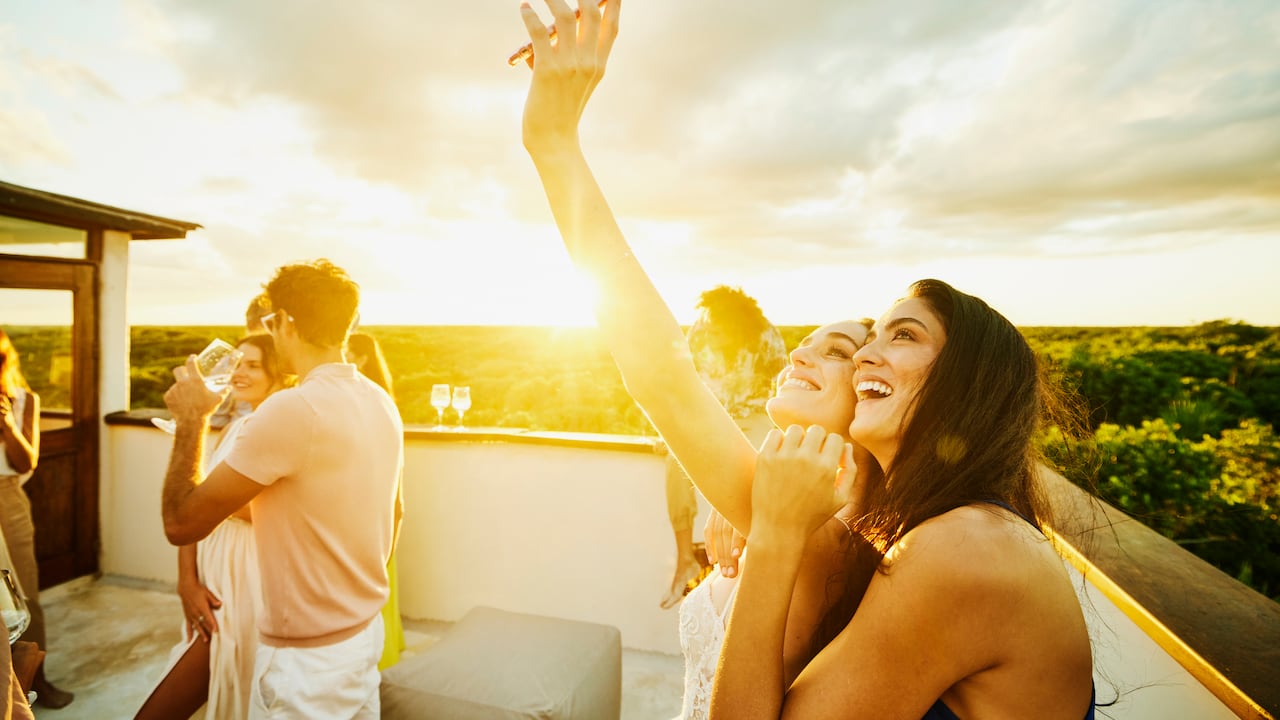 Los teléfonos modernos tienen cámaras optimizadas para tomar selfies con buena luz y detalle.