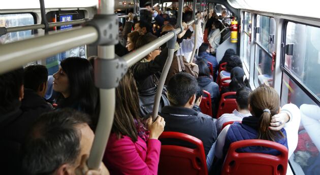 Dos mujeres fueron capturadas en TransMilenio por el hurto de tres celulares en el sistema de transporte público.
