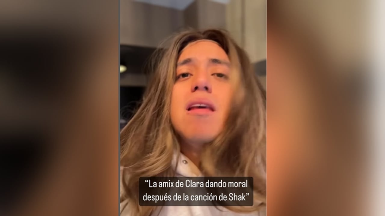 El creador de contenido mostró cómo consolaría a Chía en medio del difícil momento.