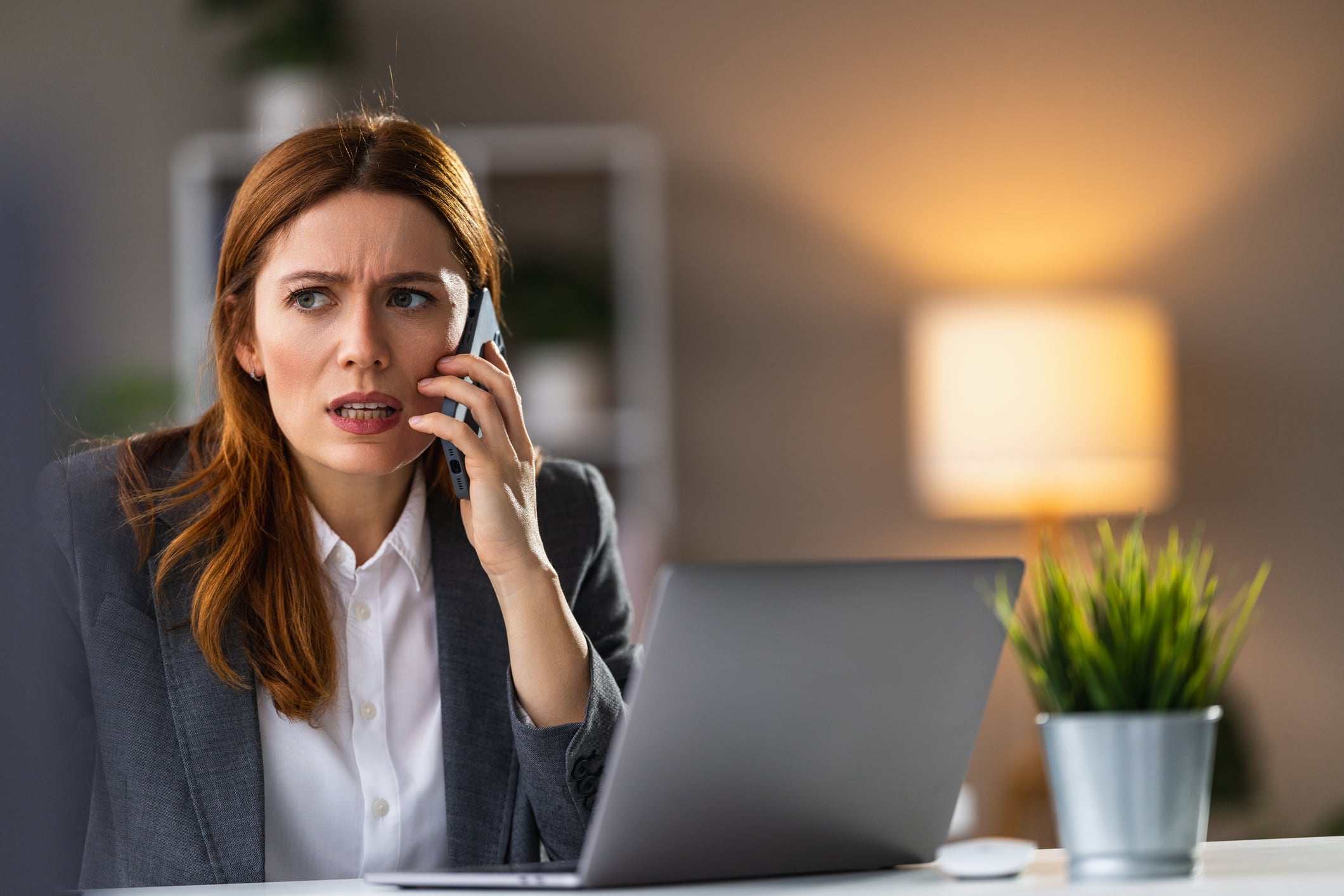 Los delincuentes han perfeccionado sus métodos y recurren a herramientas como la IA para crear situaciones, mensajes o llamadas que aunque pueden parecer legítimas, hacen parte de un engaño.
