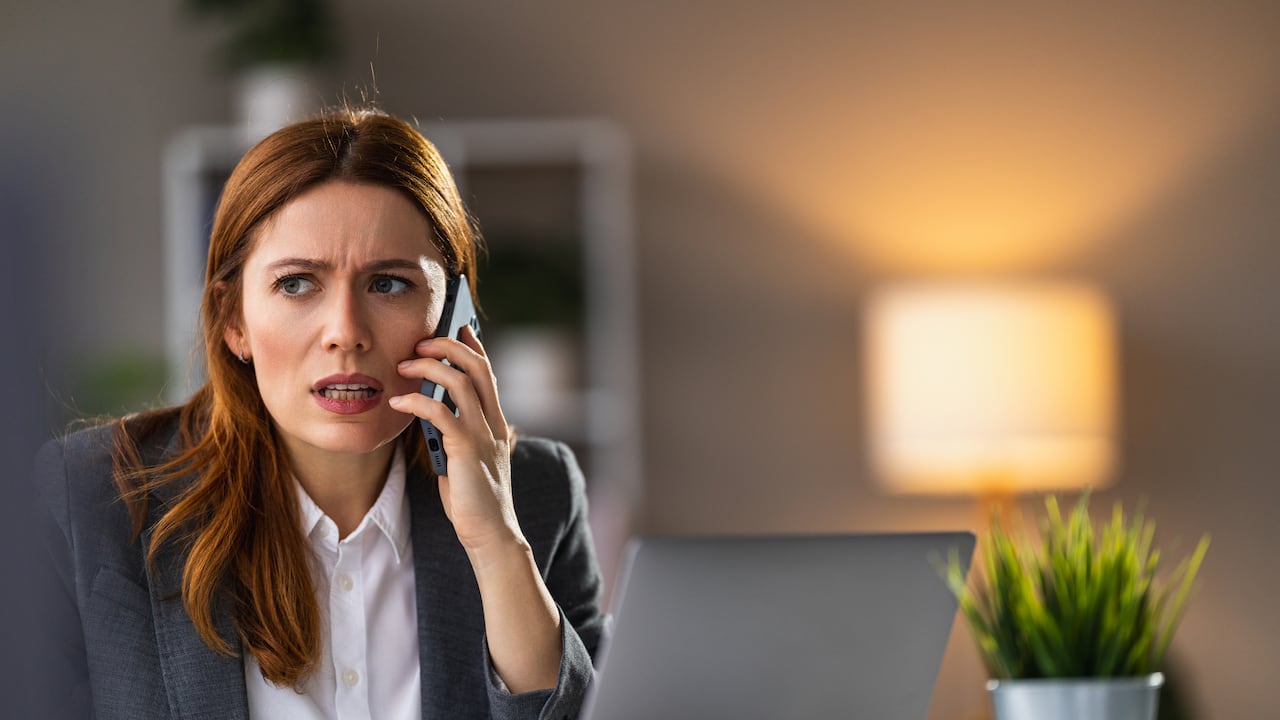 Los delincuentes recurren a herramientas como la IA para crear situaciones, mensajes o llamadas que, aunque pueden parecer legítimos, hacen parte de un engaño.