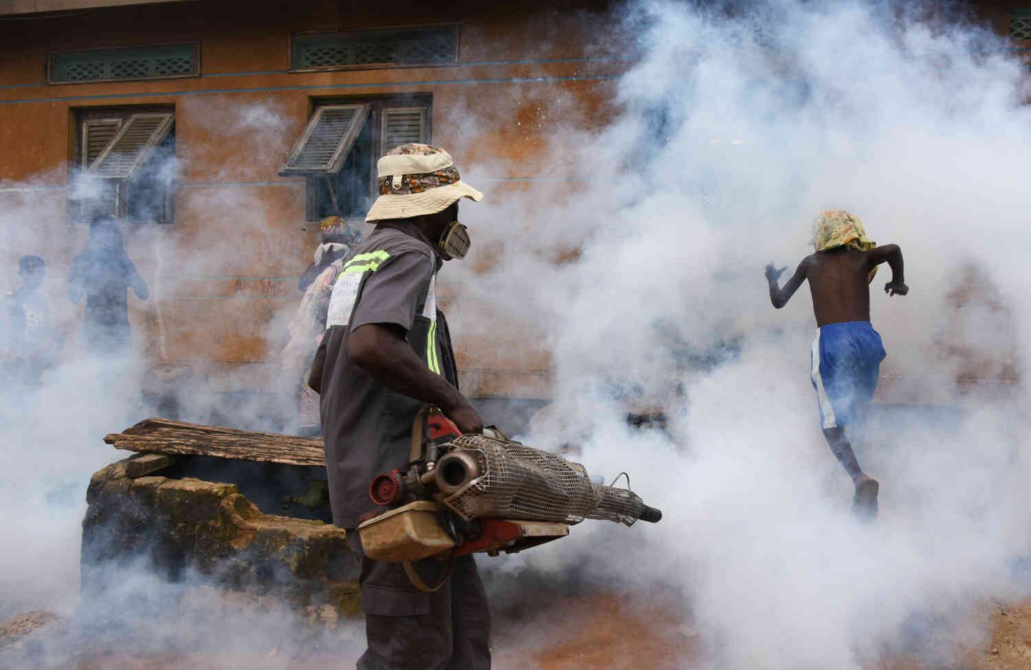 Un agente del Instituto Nacional de Higiene Pública (INHP) realiza la fumigación en el distrito de Anyama, en Abiyán, como parte de la lucha en curso contra la fiebre del dengue. En 2017, Costa de Marfil fue uno de los estados de África occidental en el que se informaron brotes de enfermedades como el dengue. Sia KAMBOU / AFP