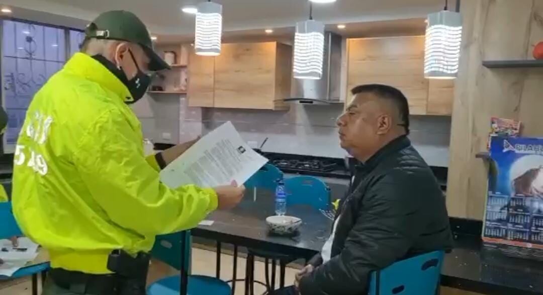 Momento de la captura de alias El Indio, quien según la Policía es un extraditable que tendría nexos con las disidencias de las Farc que buscan la 'paz total'.