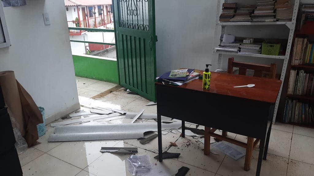 En la institución se produjo el colapso parcial del cielo raso en dos salones de clase