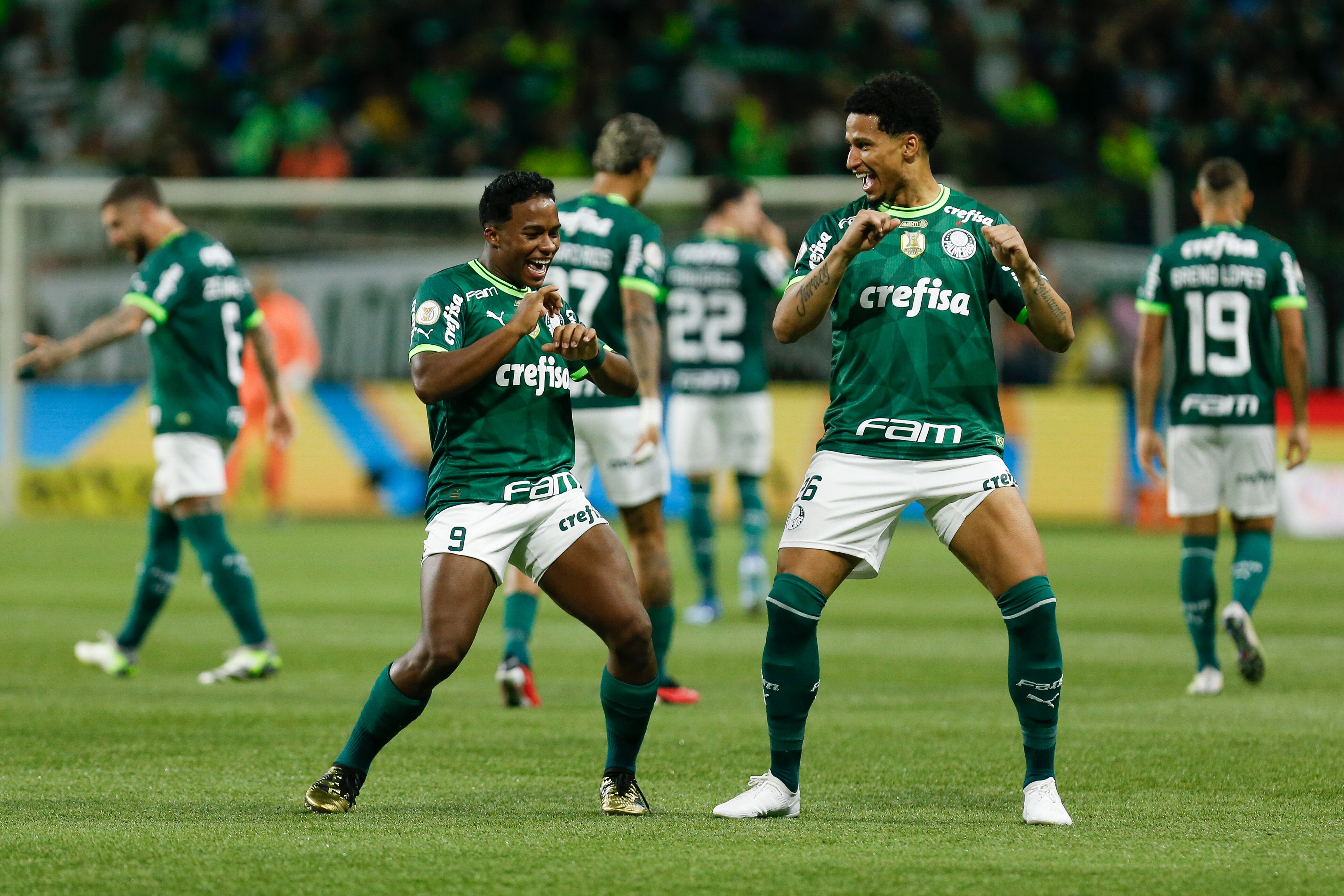 SAO PAULO, BRASIL - 29 DE NOVIEMBRE: Endrick de Palmeiras celebra con su compañero Murilo luego de marcar el primer gol de su equipo durante el partido entre Palmeiras y America MG como parte del Brasileirao Serie A 2023 en Allianz Parque el 29 de noviembre de 2023 en Sao Paulo. Brasil. (Foto de Ricardo Moreira/Getty Images)