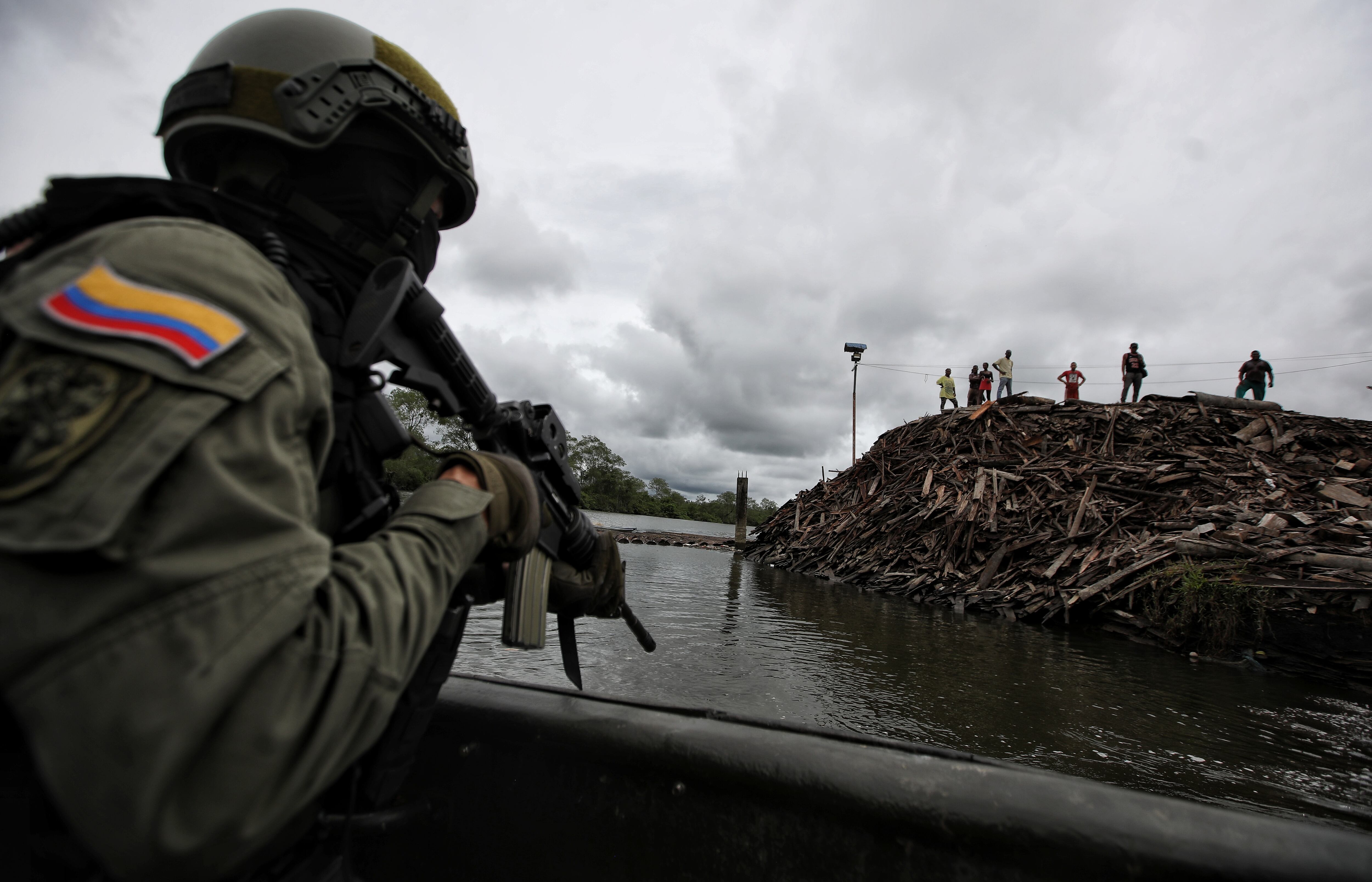 FOTO: ESTEBAN VEGA LA-ROTTA
OPERATIVO DE LA POLICIA NACIONAL PARA MITIGAR EL TRAFICO DE MADERA EN BUENAVENTURA
MADERA ILEGAL 
DEFORESTACION
OPERACION ALIANZA PACÍFICO
REVISTA SEMANA
25 DE MAYO 2022