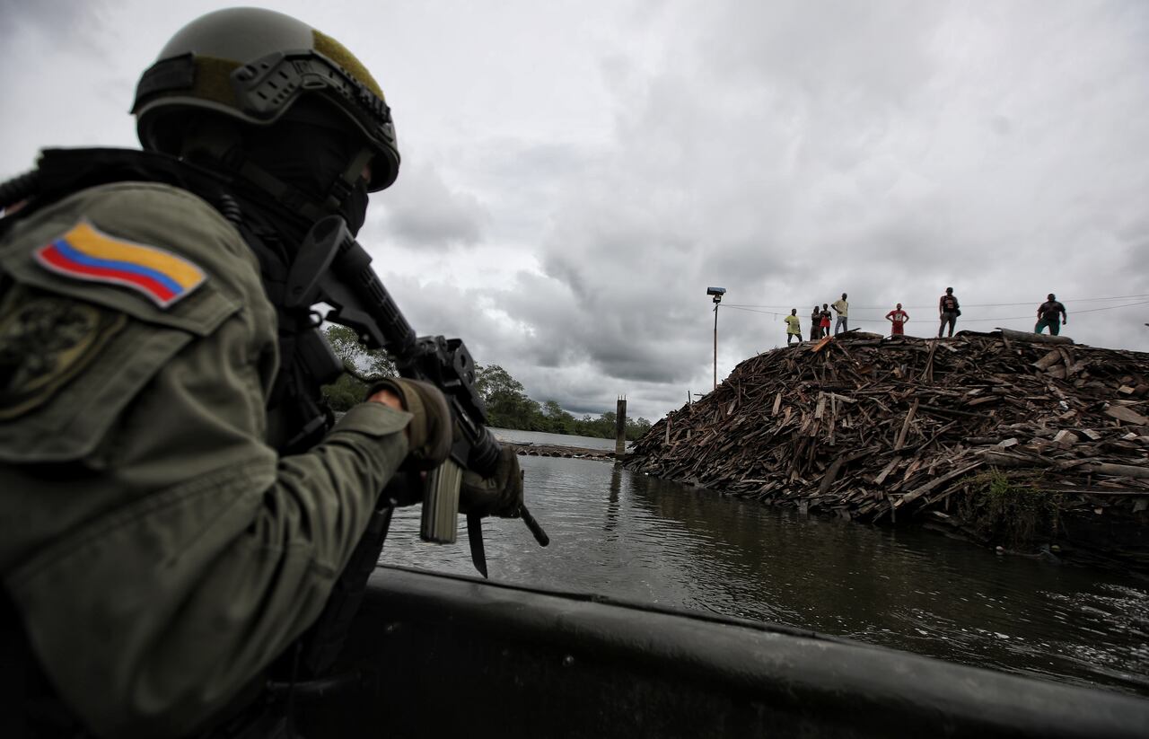 FOTO: ESTEBAN VEGA LA-ROTTA
OPERATIVO DE LA POLICIA NACIONAL PARA MITIGAR EL TRAFICO DE MADERA EN BUENAVENTURA
MADERA ILEGAL
DEFORESTACION
OPERACION ALIANZA PACÍFICO
REVISTA SEMANA
25 DE MAYO 2022