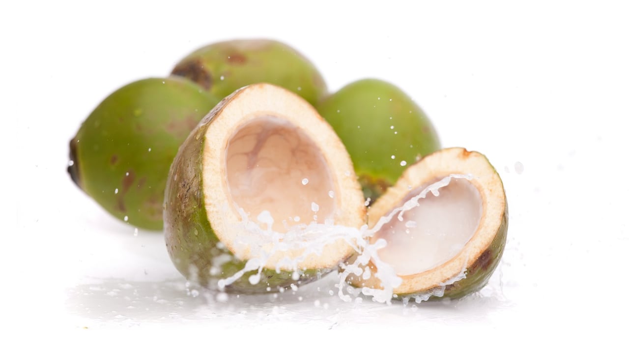 El agua coco contiene minerales como potasio, magnesio, cobre, hierro, ácido fólico, además de tener vitamina A, B y C.