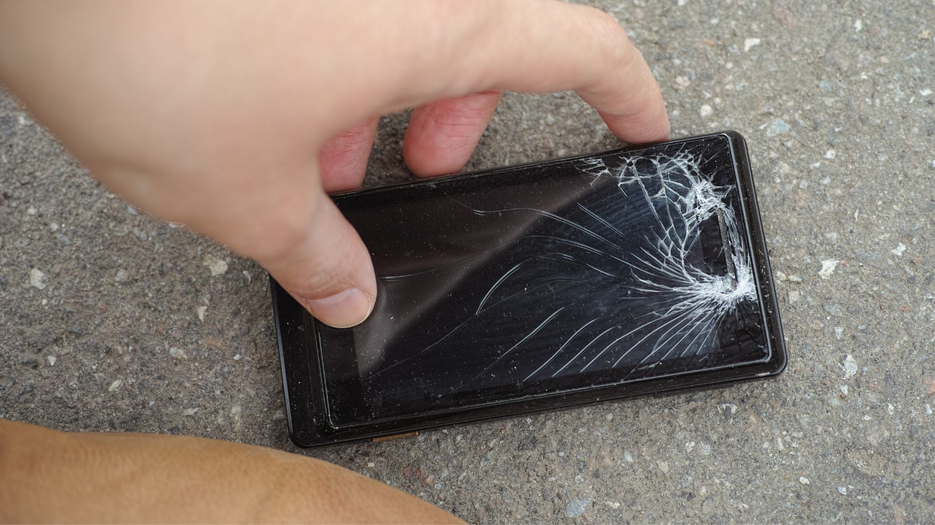 Los golpes y fuertes caídas del celular pueden causar daños en la pantalla.