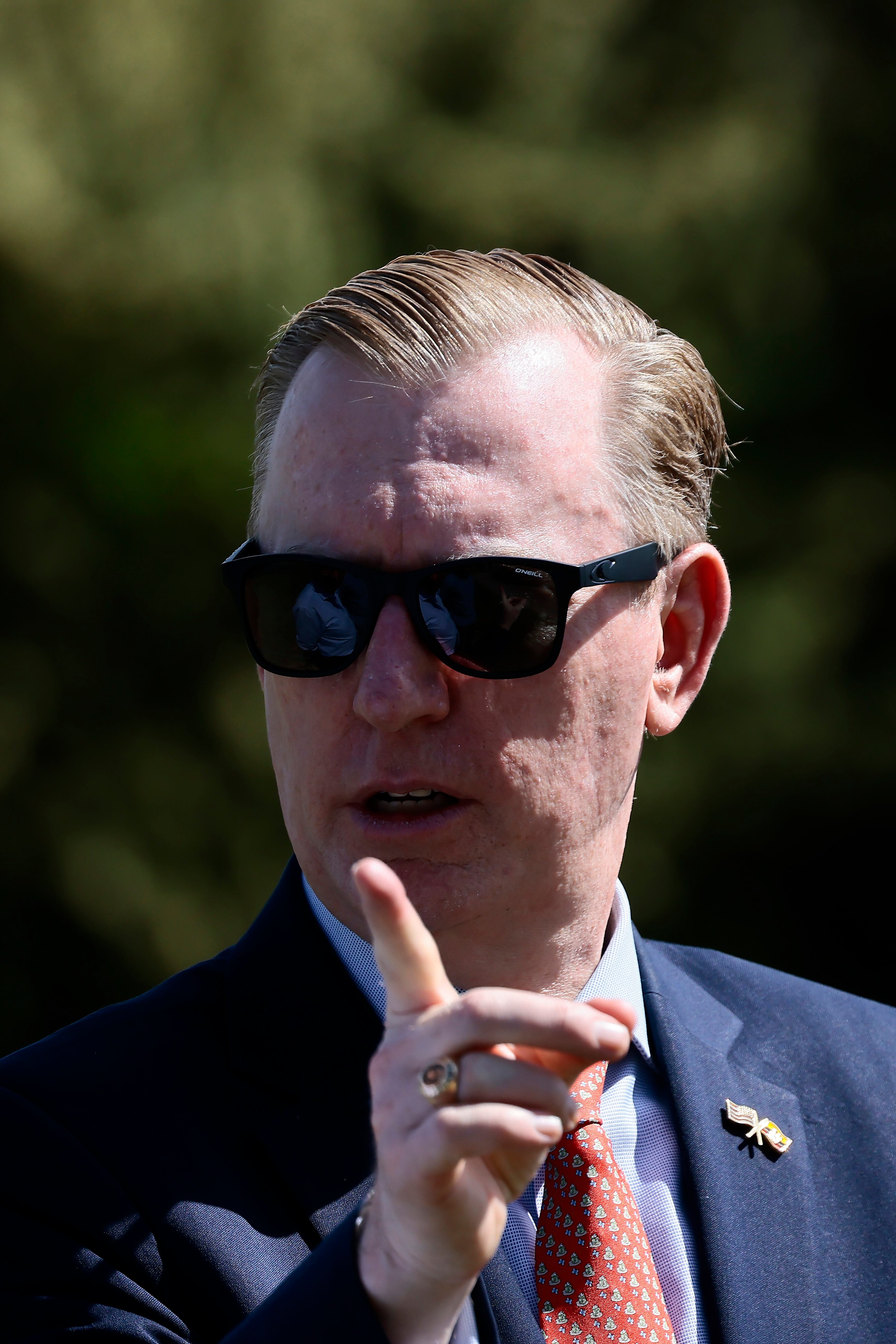 Acerca de algunos funcionarios judiciales, el diplomático afirmó que "han permitido la contaminación y la impunidad, ante lo cual convocó a las autoridades ecuatorianas a sancionarlos “con mano dura, a jueces y fiscales que respondan a intereses particulares y que reciban dinero a cambio de la impunidad”.