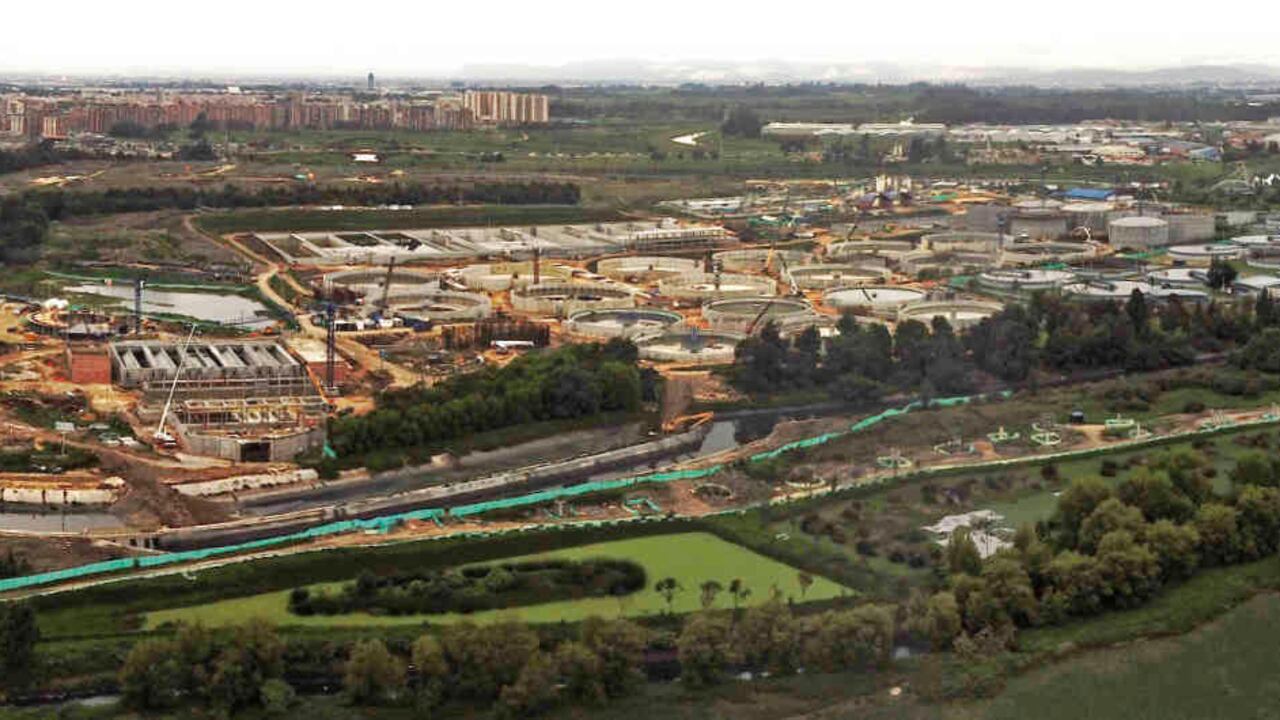 Este mes arrancan las pruebas de la PTAR Salitre, primera megaobra que hará renacer al río Bogotá en su tramo medio. El 30 por ciento de los vertimientos llegarán a su fin en esta planta de tratamiento.