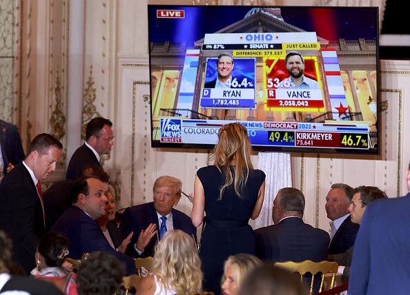 PALM BEACH, FLORIDA - 8 DE NOVIEMBRE: El expresidente de los Estados Unidos, Donald Trump, se sienta con sus partidarios mientras los resultados de las elecciones se muestran en una pantalla de televisión durante un evento de la noche electoral en Mar-a-Lago el 8 de noviembre de 2022 en Palm Beach, Florida. Trump se mezcló con sus partidarios mientras la nación espera los resultados de la votación en las elecciones de mitad de período. (Foto de Joe Raedle/Getty Images)