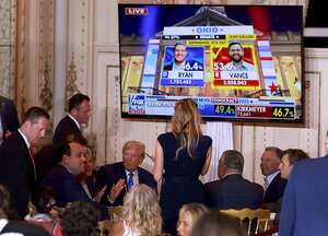 PALM BEACH, FLORIDA - 8 DE NOVIEMBRE: El expresidente de los Estados Unidos, Donald Trump, se sienta con sus partidarios mientras los resultados de las elecciones se muestran en una pantalla de televisión durante un evento de la noche electoral en Mar-a-Lago el 8 de noviembre de 2022 en Palm Beach, Florida. Trump se mezcló con sus partidarios mientras la nación espera los resultados de la votación en las elecciones de mitad de período. (Foto de Joe Raedle/Getty Images)