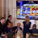 PALM BEACH, FLORIDA - 8 DE NOVIEMBRE: El expresidente de los Estados Unidos, Donald Trump, se sienta con sus partidarios mientras los resultados de las elecciones se muestran en una pantalla de televisión durante un evento de la noche electoral en Mar-a-Lago el 8 de noviembre de 2022 en Palm Beach, Florida. Trump se mezcló con sus partidarios mientras la nación espera los resultados de la votación en las elecciones de mitad de período. (Foto de Joe Raedle/Getty Images)