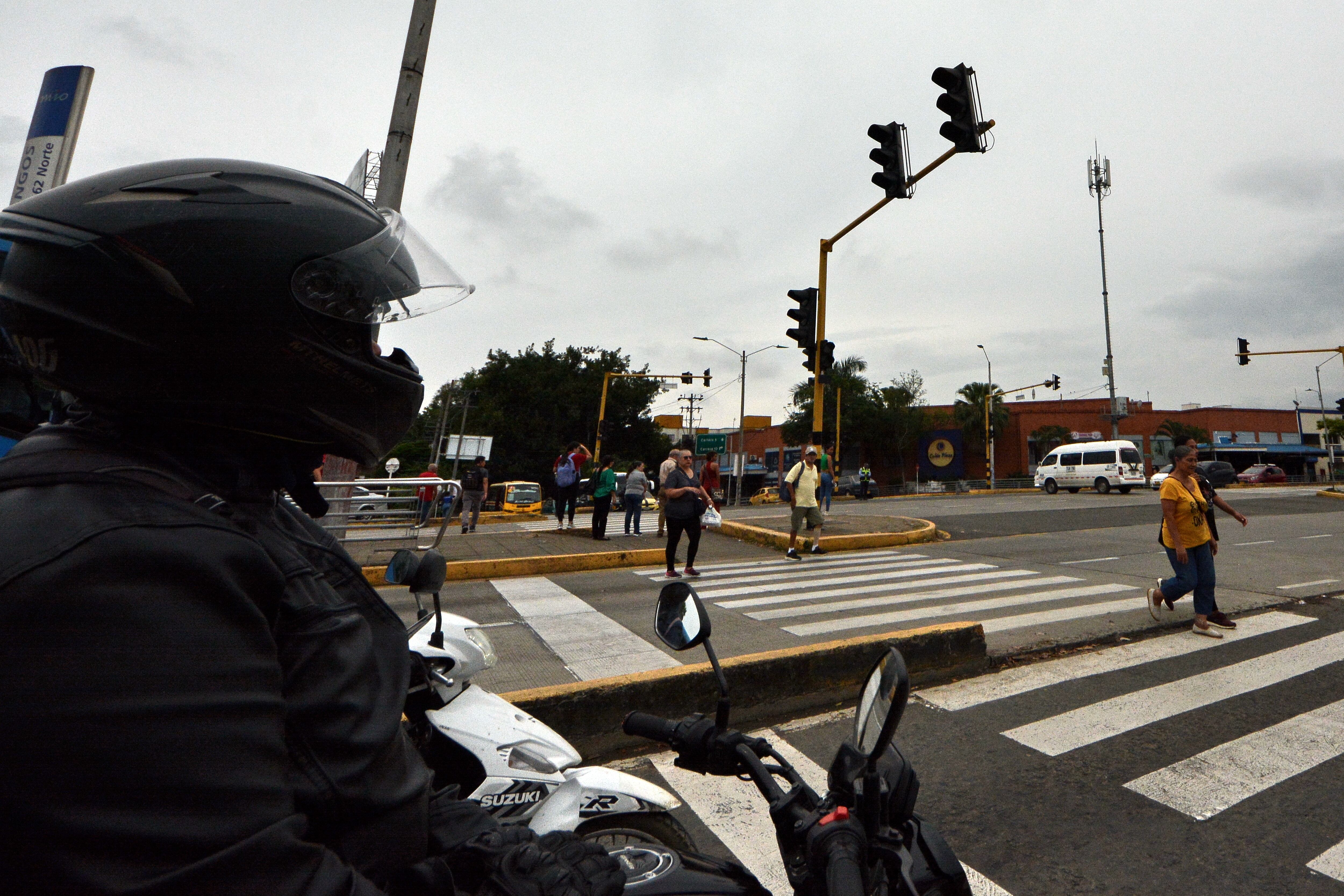 Desde ayer, intersecciones semafóricas están sin servicio. Las causas por lo general son vandalismo, hurto de cableado y conexiones fraudulentas. Esto ha afectado la movilidad y la seguridad vial de la ciudad, como sucede en la carrera 1 con calle 52 y con calle 62. Foto Jorge Orozco.