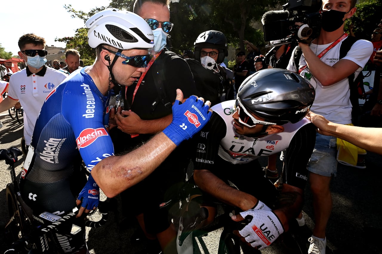TARRAGONA, ESPAÑA - 29 DE AGOSTO: (De izquierda a derecha) El ganador de la etapa Kaden Groves de Australia y el equipo Alpecin-Deceuninck y el segundo clasificado Juan Sebastián Molano Benavides de Colombia y el UAE Team Emirates se felicitan después de la 78.ª Vuelta a España 2023, etapa 4 a 184.6 Etapa km de Andorra la Vella a Tarragona / #UCIWT / el 29 de agosto de 2023 en Tarragona, España. (Foto de Tim de Waele/Getty Images)