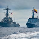 Arriesgado aterrizaje de un helicóptero de la Armada sobre un buque de guerra.