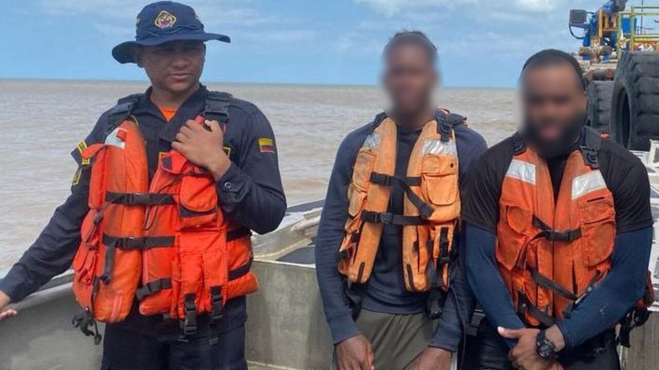 Momento del rescate de dos dominicanos cerca a La Guajira.