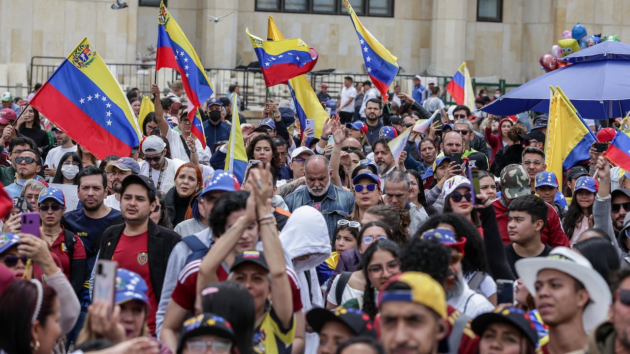 Venezolanos se congregan en la Plaza de Bolívar, de Bogotá, para manifestar su rechazo a los resultados de las recientes elecciones presidenciales.