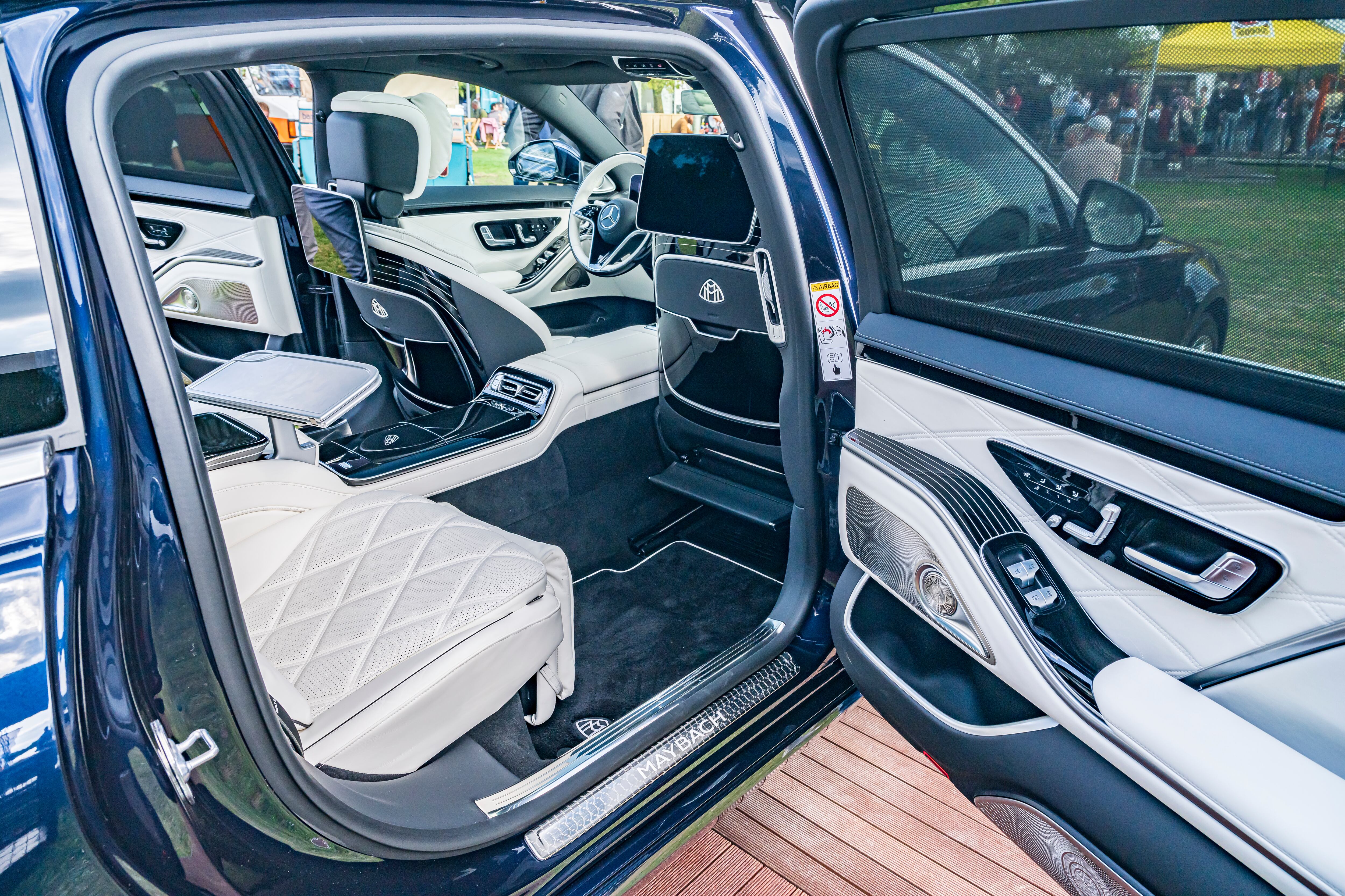 Hay funciones y espacios bastante amplios y con la posibilidad de realizar reuniones con la adecuación de sillas tipo limosina.