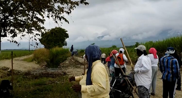 La confrontación se produjo cuando indígenas intentaron ingresar al predio y al intentar a oponerse a ello, dos afrodescendientes resultaron lesionados.